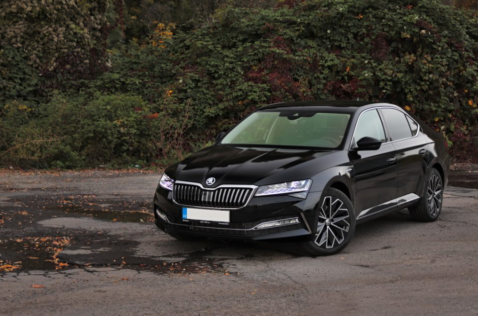 Škoda Superb k pronájmu — reprezentativní vůz pro firmy i cesty